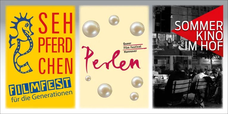 Das Bild zeigt links das Logo für das Sehpferdchen: ein blaues Seepferdchen, rechts davon in rot den Schriftzug Sehpferdchen (geschrieben S E H pferdchen) und darunter mit blauem Rand Filmfest für die Generationen.
In der Mitte das Logo Perlen - Queer Film Festival Hannover, drumrum mehrere Perlen.
Und rechts ein Foto vom Hof des Künstlerhauses bei einer Sommerkino-Veranstaltung. Menschen sitzen an Tischen und schauen auf die Leinwand an der Cumberlandschen Galerie. Oben rechts ein rotes Dreieck mit dem Schriftzug Sommerkino im Hof